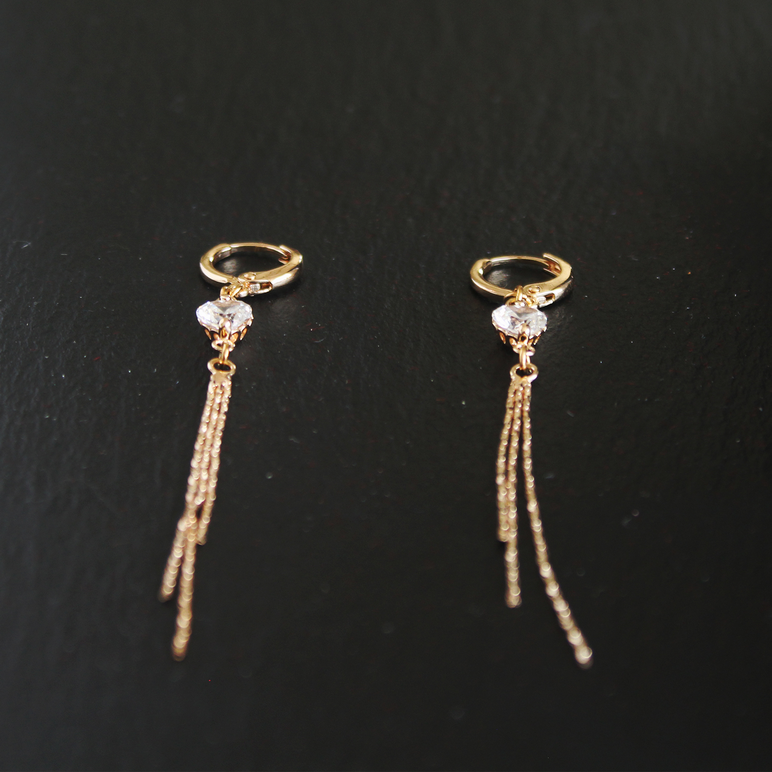 Aretes Colgantes Corazón con Borla — Doble Baño de Oro 18K y Zirconia - Imagen 2