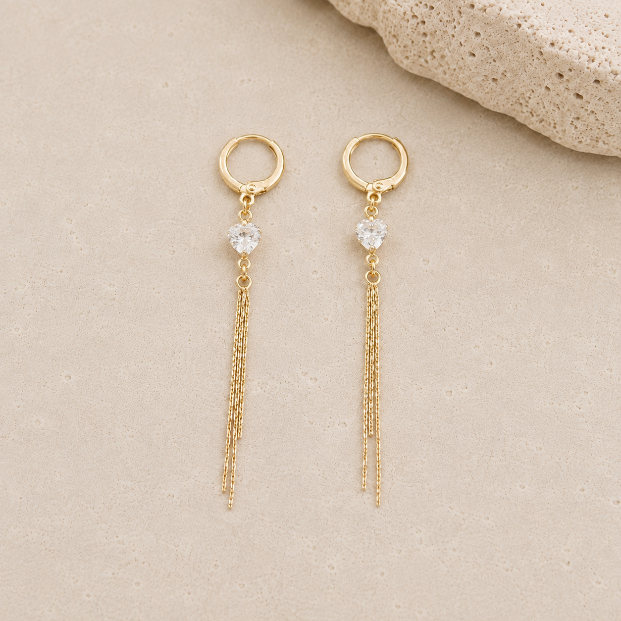 Aretes Colgantes Corazón con Borla — Doble Baño de Oro 18K y Zirconia